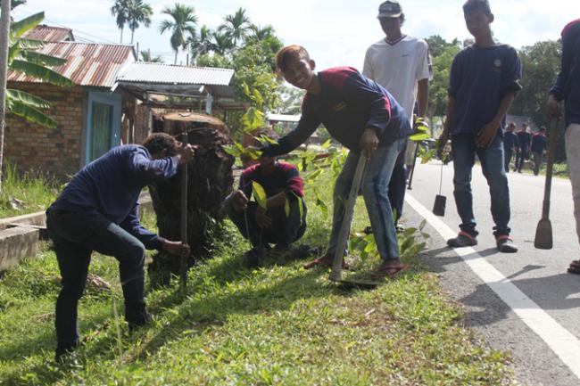 May Day, Polres Bengkalis Mengadakan Aksi Damai Penanaman Pohon